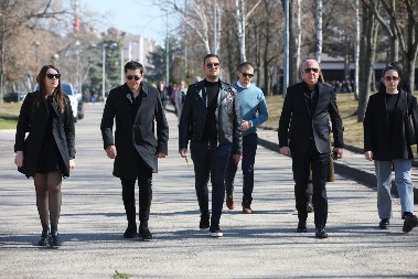 CELA ESTRADA NA BEŽANIJSKOM GROBLJU Nemi od bola, samo pristižu (FOTO + VIDEO)