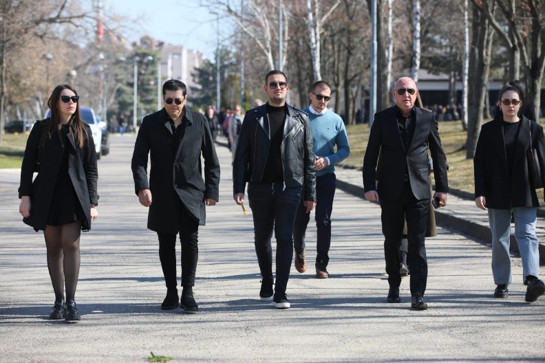 CELA ESTRADA NA BEŽANIJSKOM GROBLJU Nemi od bola, samo pristižu (FOTO + VIDEO)