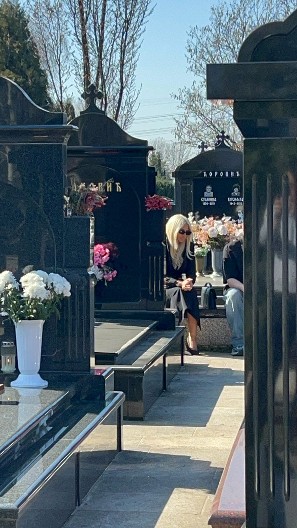 KARLEUŠA SLOMLJENA PLAČE NA GROBU! Pobegla od svih i neutešno jeca! (VIDEO)