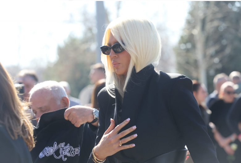 OVAJ POTEZ JELENE KARLEUŠE NA SAŠINOJ SAHRANI NIKO NIJE OČEKIVAO I u teškom trenutku je uradila ovo (VIDEO)