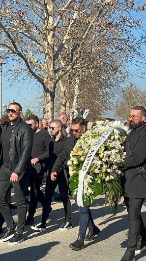 OVAJ PEVAČ NOSI KRST NA ČELU POVORKE Najpotresniji trenutak na sahrani Saše Popovića