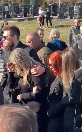 ĆERKA JEDVA HODA, DRŽE JE DA NE PADNE Suzana se guši u suzama, bolne scene na sahrani Saše Popovića (VIDEO)