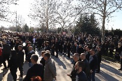 NE MOŽE DA SE PRIĐE GROBU SAŠE POPOVIĆA Neverovatan broj ljudi na sahrani direktora Granda (FOTO/VIDEO)