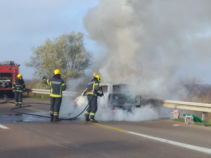 AUTO IZGOREO K'O ŠIBICA, A PIROMAN ZAVRŠIO IZA BRAVE Policija brzo otkrila osumnjičenog