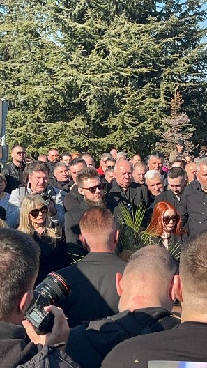 SAŠA POPOVIĆ SAHRANJEN UZ HOR Bolni stihovi kidaju dušu: "Valja poći jer sve ima kraj"