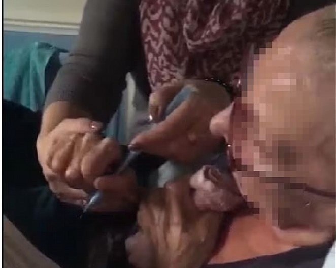 UZNEMIRUJUĆI SNIMAK! Ćerka primorava majku na samrti da potpiše testament (VIDEO)