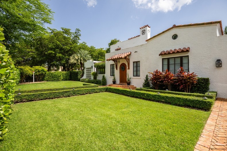 VREME JE DA PRIPREMITE TRAVNJAK Evo šta sada treba da uradite kako bi imao prelepu zelenu boju kao iz reklame!