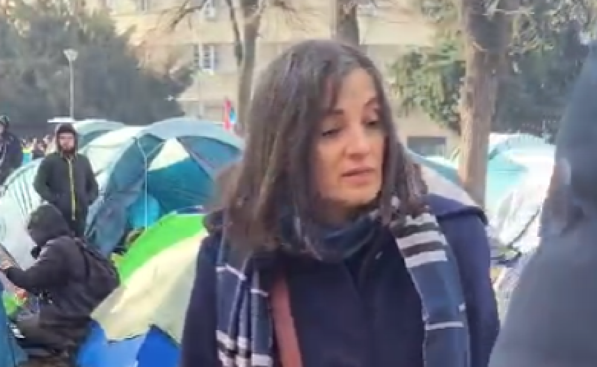 GOSPOĐA KRENULA NA POSAO, ALI USPUT REŠILA DA SVRATI DO PIONISKOG PARKA: Pogledajte kakvo iznenađenje je spremila za studente koji žele da uče (VIDEO)