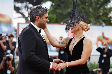 IMA MILIONE, ALI JE SKROMNA DO BOLA Lejdi Gaga je od dečka tražila ovakvu veridbu, nije potrošio ni dinar zahvaljujući jednoj stvari