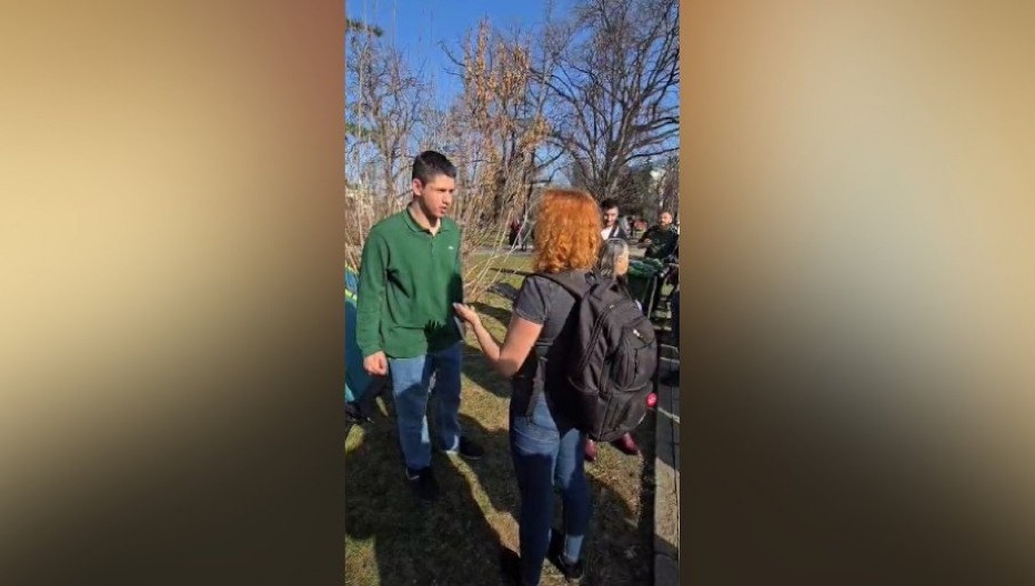 PROVOKATORKA POKUŠALA DA ISPROVOCIRA STUDENTA MILOŠA: Građani ga odbranili, a on joj ovako odgovorio (VIDEO)