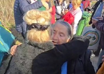 EMOTIVNI PRIZOR U PIONIRSKOM PARKU: Baka iz Nove Varoši grli majku studenta koja je došla da podrži sina (VIDEO)