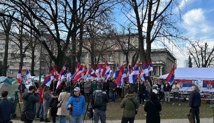 DECA MI PLAČU KOD KUĆE ŠTO NE IDU U ŠKOLU! BEZ ŠKOLE SAMO ČOBANI MOGU DA BUDU! Građani očajni zbog blokada došli da podrže studente u Pionirskom parku (VIDEO)