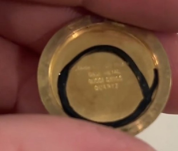 KUPILA 3 I PO KILOGRAMA POLOVNOG NAKITA ZA SMEŠNE PARE Kad je videla šta je unutra, vilica joj je pala od šoka! (VIDEO)