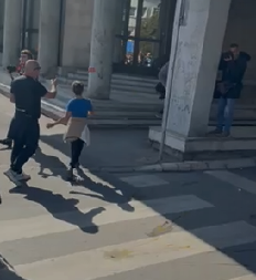 VANDALIZAM PRELAZI SVE GRANICE, RODITELJI UČE DECU DA RUŠE SRBIJU Kamera snimila groznu scenu u Novom Sadu (VIDEO)