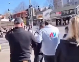 UŽAS U ŽARKOVU! Dete vrišti i plače dok izgrednik napada članove SNS i lomi štand sa cvećem (VIDEO)