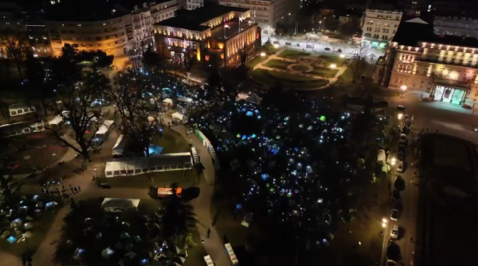 STUDENTI KOJI ŽELE DA UČE OSVETLILI PIONIRSKI PARK Prelepa atmosfera u centru Beograda (VIDEO)