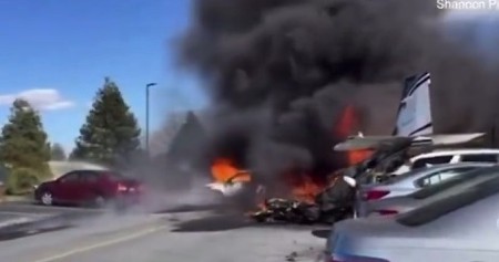 STRAVIČNI SNIMCI PADA AVIONA Srušio se u naseljenom mestu, kuće zahvatio požar, ne zna se broj mrtvih i povređenih u Pensilvaniji