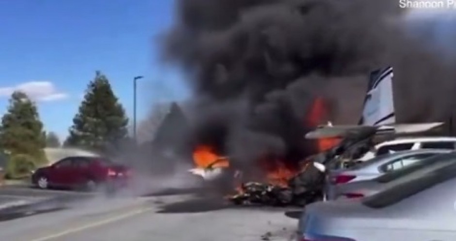 STRAVIČNI SNIMCI PADA AVIONA Srušio se u naseljenom mestu, kuće zahvatio požar, ne zna se broj mrtvih i povređenih u Pensilvaniji
