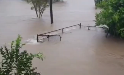 DANAS JAKA KIŠA I RIZIK OD NOVIH POPLAVA! Reke prete da se izliju, hiljade ljudi bez struje! (VIDEO)