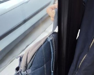 POLA ČOVEKA U AUTOBUSU, POLA VAN NJEGA! Strašna scena iz beogradskog autobusa! (FOTO)