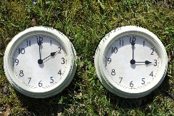 U JEDNOJ DRŽAVI JUČE SU POMERILI KAZALJKE NA SATU Evo zbog čega prelaze na letnje računanje vremena ranije od nas