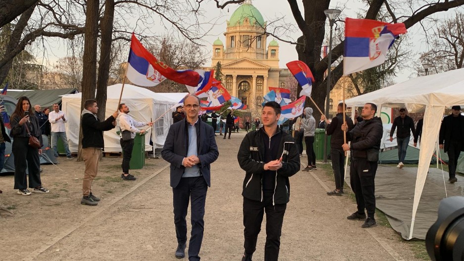 STUDENATI KOJI ŽELE DA UČE DOČEKALI UZ OVACIJE DOKTORA MACUTA Profesor se obratio sa snažnom porukom iz Pionirskog parka (VIDEO)