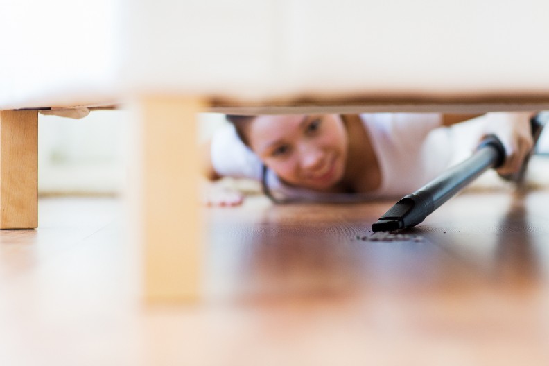 NAJBOLJE REŠENJE ZA SKRIVENU PRAŠINU U KUĆI Ovaj način čišćenja vam nikada ne bi pao na pamet, a rešava "muku" očas posla