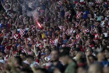 HRVATI POZIVALI NA UBIJANJE SRBA Skandalozne scena na fudbalskoj utakmici (VIDEO)