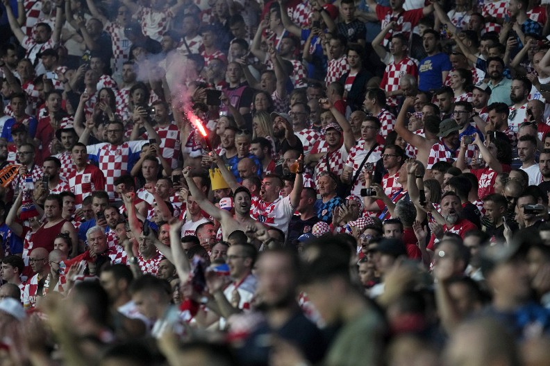 HRVATI POZIVALI NA UBIJANJE SRBA Skandalozne scena na fudbalskoj utakmici (VIDEO)