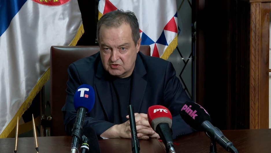 JEDAN ŽANDARM POVREĐEN ISPRED RTS-A! Dačić: Javljeno nam je iz RTS da su tri ulaza blokirana