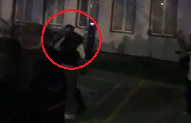 OVO JE SNIMAK NAPADA NA ŽANDARMA ISPRED RTS-A! "Udario ga je bokserom!" (VIDEO)