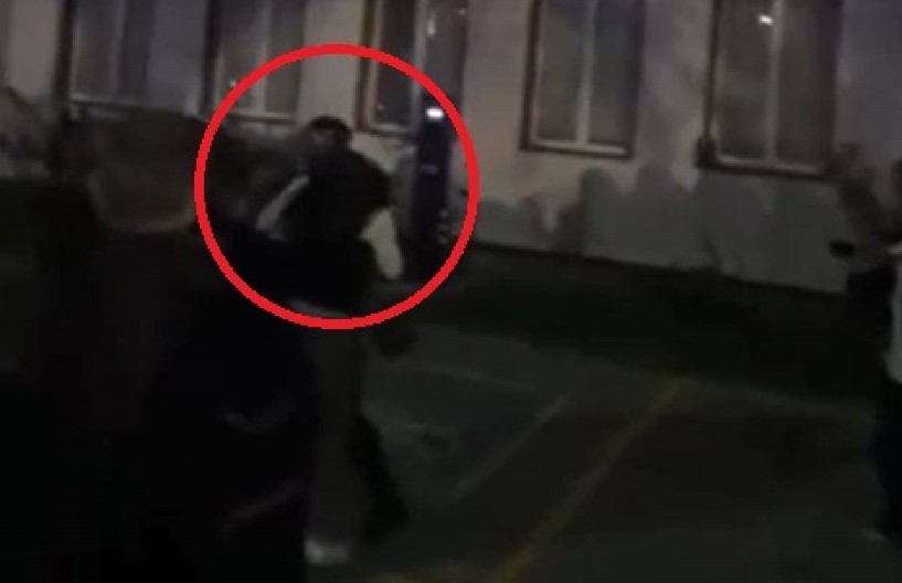 OVO JE SNIMAK NAPADA NA ŽANDARMA ISPRED RTS-A! "Udario ga je bokserom!" (VIDEO)