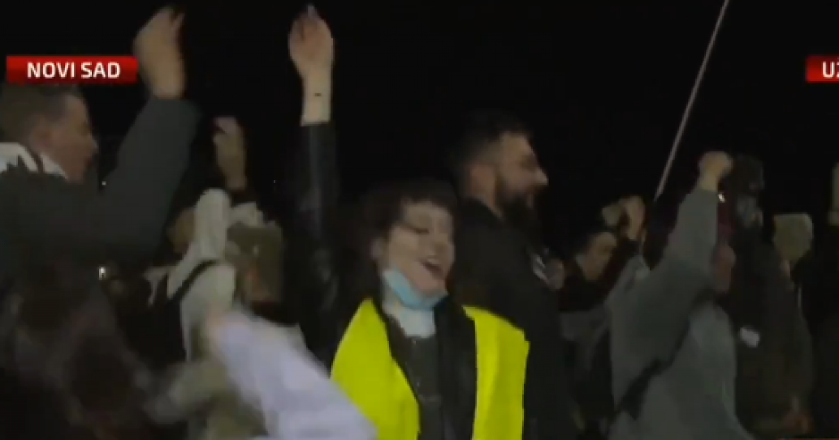 STUDENTI SKAČU OD SREĆE NA MESTU GDE JE 15 LJUDI POGINULO I to u trenutku dok su im kolege izbile oko policajcu! (VIDEO)