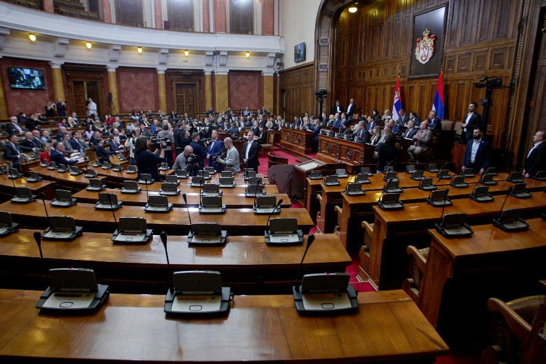 ZAVRŠENA DANAŠNJA SEDNICA SKUPŠTINE SRBIJE Lončar: Povređeni žandarm Lazar Baćić na operaciji, BORE SE DA MU SPASU OKO