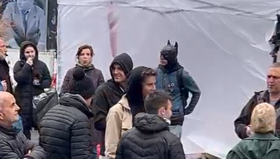 Blokaderima ispred RTS-a stigao Betmen u pomoć (VIDEO)