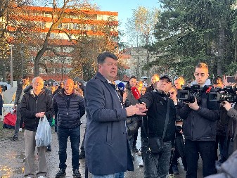 PROFESOR PETROV ODRŽAO MOĆAN GOVOR STUDENTIMA KOJI HOĆE DA UČE: Svi studenti imaju ista prava i obaveze, politici nema mesta na našim fakultetima (VIDEO)