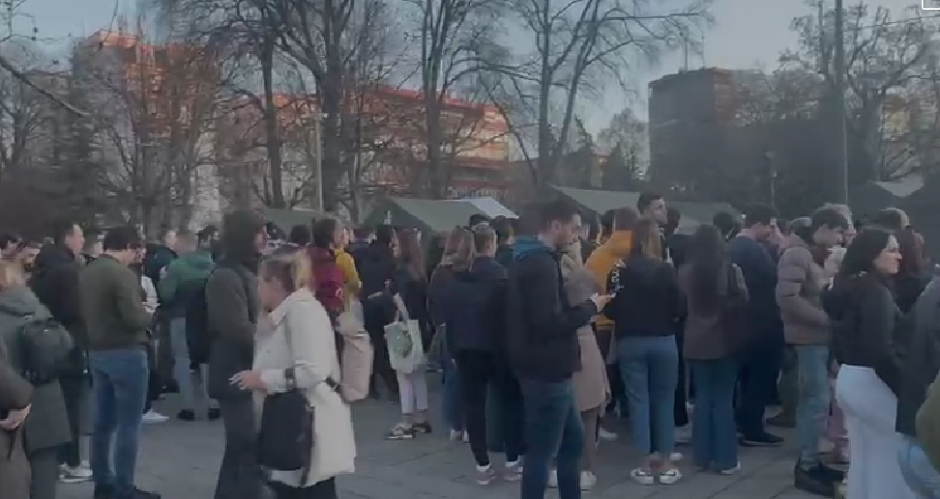 STRAŠNA PROVOKACIJA U PIONIRSKOM PARKU! Studenti blokaderi prete studentima koji žele da uče (VIDEO)