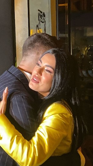 TANJA SAVIĆ U ZAGRLJAJU PEVAČA Prva stigla na promociju albuma, kamere uhvatile emotivan trenutak (FOTO)