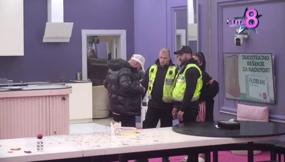 ŽESTOKI OBRAČUN U ELITI Polivanje i karambol kakav se ne pamti, obezbeđenje munjevitom brzinom uletelo u Belu kuću!