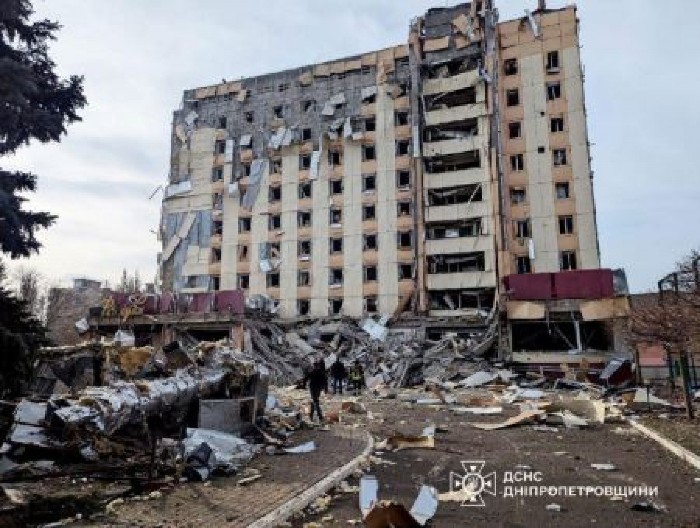 U NAPADU NA RODNI GRAD ZELENSKOG POGINULA ŽENA Povređeno više osoba, bukte požari u Dnjepru (FOTO, VIDEO)