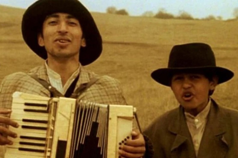 "SAMO PREKO MENE MRTVOG" Titova garda upala na set filma ‘Ko to tamo peva’, oduzeli im kamere...