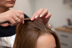 NE ZAHTEVA ČESTO ŠIŠANJE I FENIRANJE I PRELAKO SE ODRŽAVA Ova frizura će dominirati tokom cele 2025. godine, žene je vole zato što je praktična