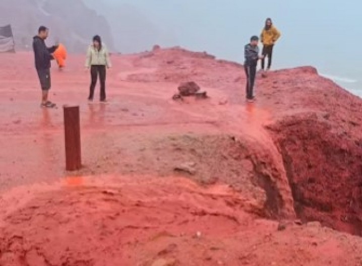 "KRVAVA KIŠA" ŠOKIRALA LJUDE NA PLAŽI: "ovo je božja lepota" (VIDEO)