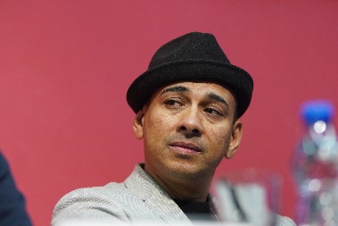 SMRT U DOMU NAŠEG PEVAČA! Umrla mu majka, oglasio se porukom koja tera suze na oči (FOTO)