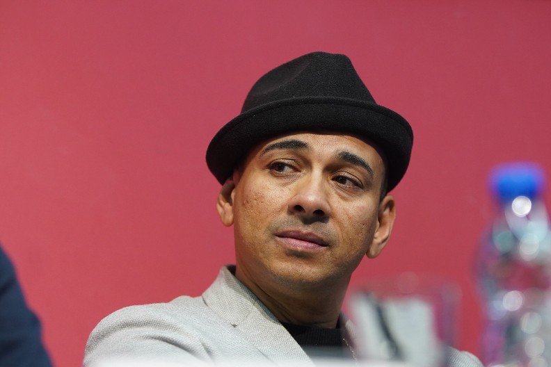 SMRT U DOMU NAŠEG PEVAČA! Umrla mu majka, oglasio se porukom koja tera suze na oči (FOTO)