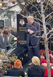 “LJUBILA JE SVEŠTENIKU RUKU IAKO JE BILA MUSLIMANKA” Dragomir Karić grca u suzama dok drži govor, uputio poslednji pozdrav pokojnoj ženi! (FOTO/VIDEO)