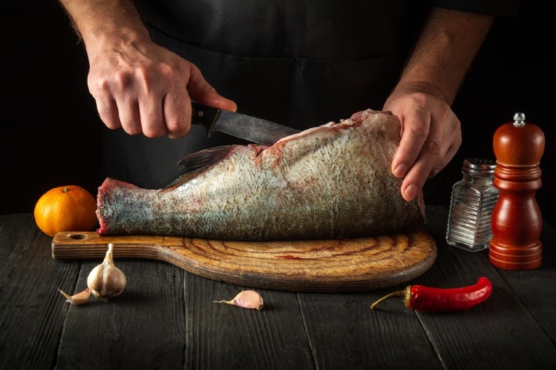 KUPIO OSLIĆA, PA UMESTO RUČKA DOBIO HOROR Čistio ribu, kad je shvatio da se nešto migolji unutra, smučio mu se život! (VIDEO)