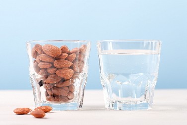 UVEČE SAM STAVILA BADEME U VODU Sutradan sam ih je pojela i rešila problem koji me muči godinama