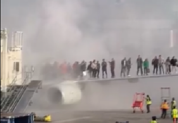 DRAMATIČNI SNIMCI STIŽU SA AERODROMA Ljudi se zbijeni na krilu aviona u Americi, crni dim kulja oko njih! (VIDEO)