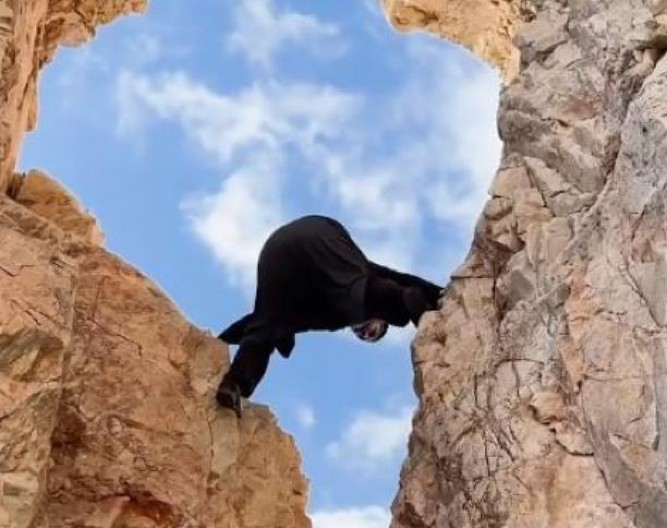 SPAJDERMEN SA SVETE GORE! Bez užadi i zaštite skače po stenama:"Gospodu je on bliže, a vi?" (VIDEO)